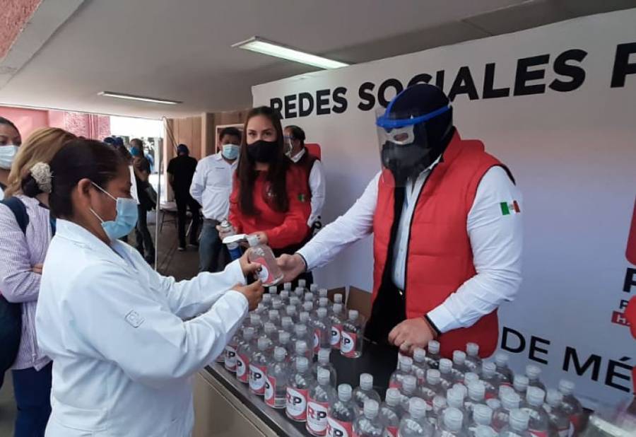 Blue Demon lucha contra el COVID-19 con entrega de kits sanitizantes
