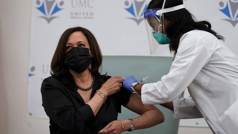 Recibe Kamala Harris vacuna de Moderna contra Covid-19