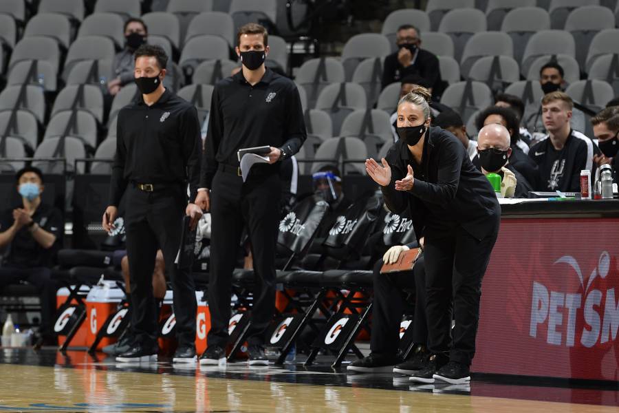 ¡Hist&oacute;rico! Becky Hammon se convierte en la primera mujer en dirigir un partido de la NBA