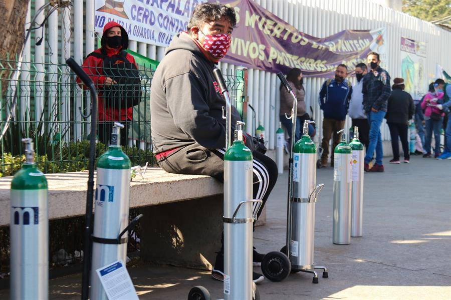 Decenas de personas solicitan tanques de oxígeno gratuitos en CDMX