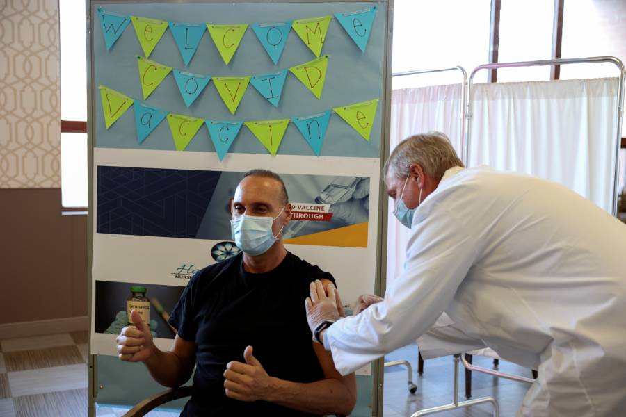 Nueva York y Florida avisan a hospitales que deben apurar vacunaci&oacute;n de COVID-19 o perder&aacute;n el suministro