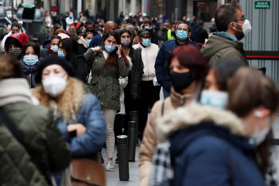 España afronta una tercera ola de COVID-19; roza los 2 millones de contagios