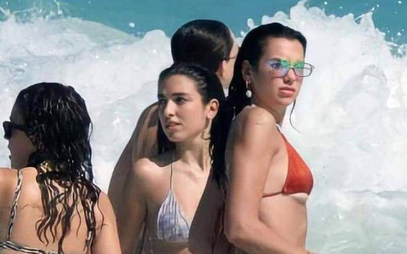 Captan a Dua Lipa de vacaciones en Tulum pese a pandemia