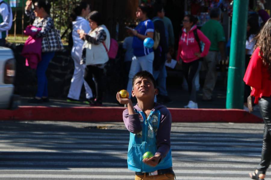 No dar monedas a niños en semáforos: DIF