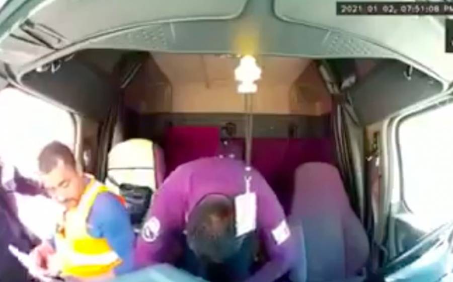 Video: Policías asaltan y golpean a conductor de tráiler sobre la México-Querétaro