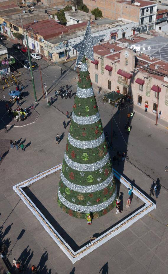 Comparten monumental Rosca de Reyes en Ayuntamiento de Soledad