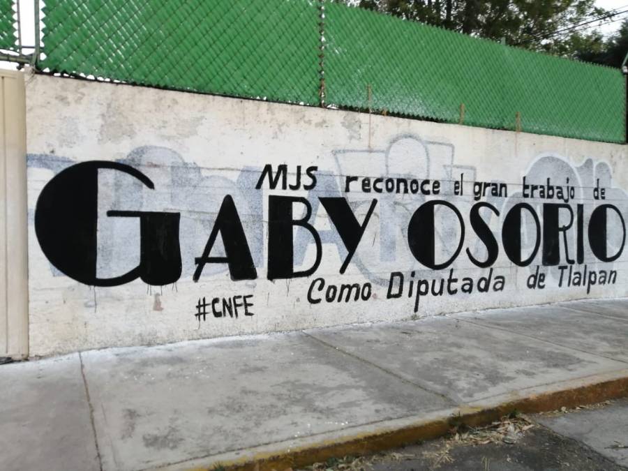 Padres de víctimas del Rébsamen denuncian propaganda de diputada en barda del colegio