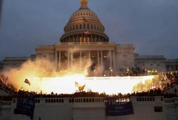 L&iacute;deres mundiales at&oacute;nitos por violencia en el Capitolio