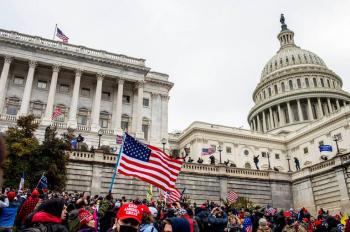 Reanudan sesi&oacute;n en el Capitolio tras manifestaciones violentas