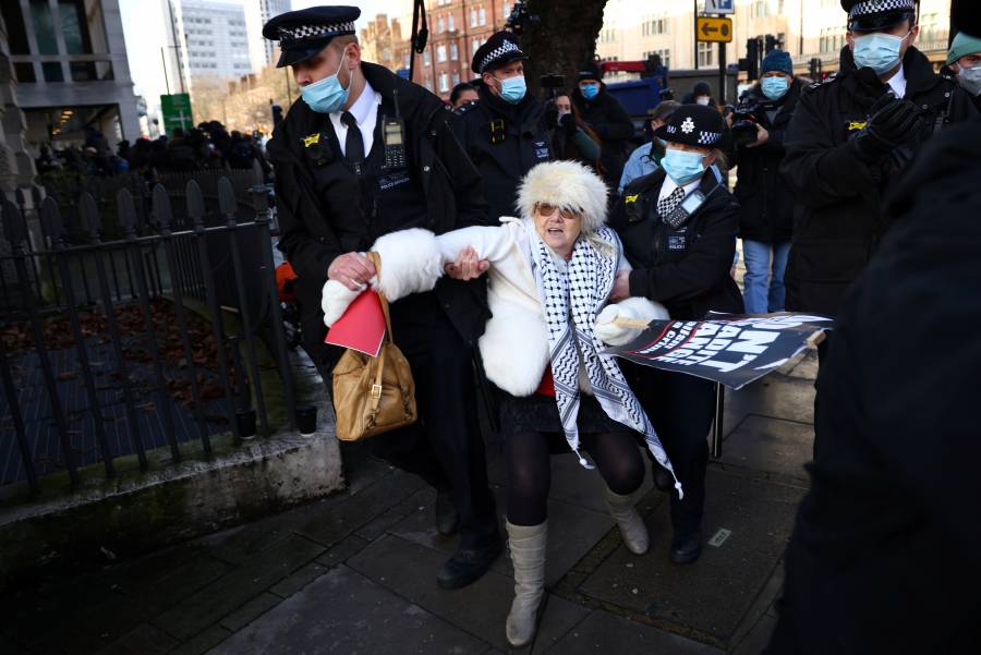 Por riesgo a fuga, niega libertad bajo fianza a Assange