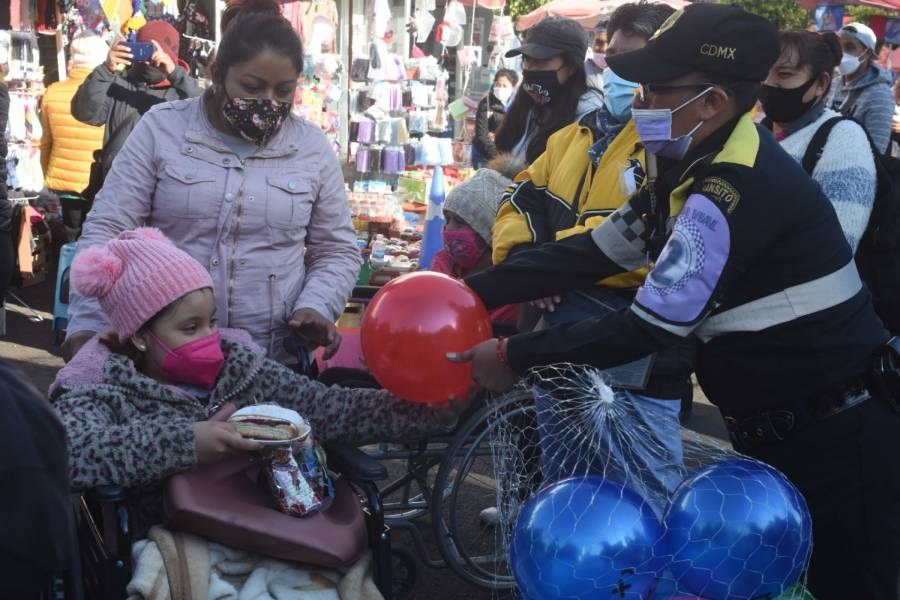 SSC entrega juguetes en calles de la CDMX