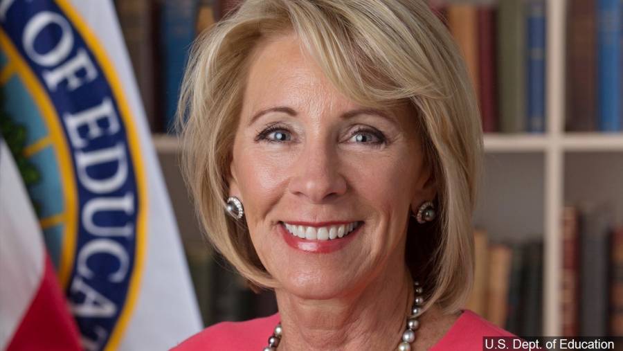 Renuncia Betsy DeVos, secretaria de Educación de EE. UU.