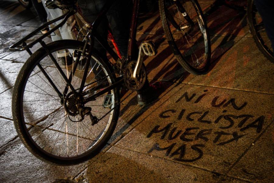 Frente a Metro Martín Carrera fallece ciclista arrollado por microbús