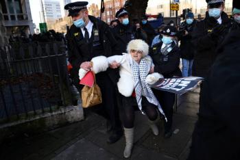 Por riesgo a fuga, niega libertad bajo fianza a Assange