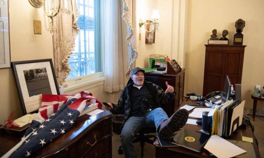 Detienen a sujeto que invadió la oficina de Nancy Pelosi