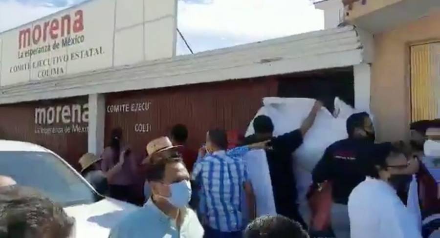 Video: Morenistas lanzan ‘huevazos’ a Mario Delgado e Indira Vizcaíno en Comité de Colima