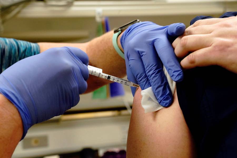 Reino Unido aprueba el uso de vacuna Moderna contra COVID-19