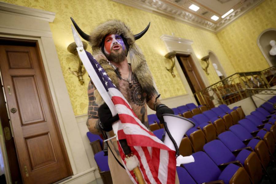 Detienen a “Q-Shaman”, sujeto que irrumpió en el Capitolio de EEUU