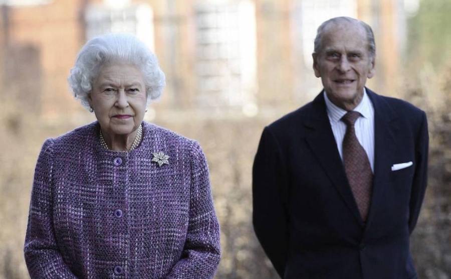 La reina Isabel y el príncipe Felipe reciben vacuna contra Covid-19