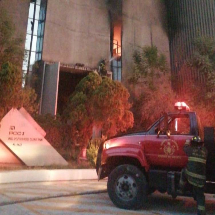 Se incendia edificio del Metro en el Centro Histórico y suspenden servicio en varias líneas