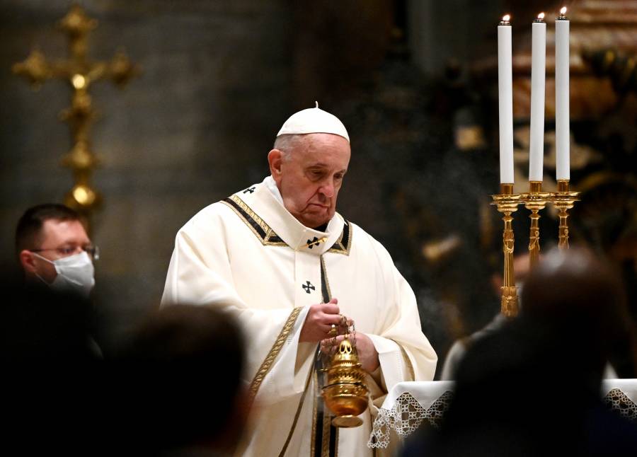 Por COVID-19, muere m&eacute;dico personal del papa Francisco