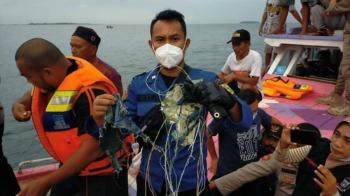 Autoridades de Indonesia buscan restos de avi&oacute;n Boeing ca&iacute;do en el mar de Java