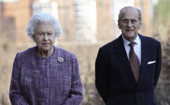 La reina Isabel y el pr&iacute;ncipe Felipe reciben vacuna contra Covid-19