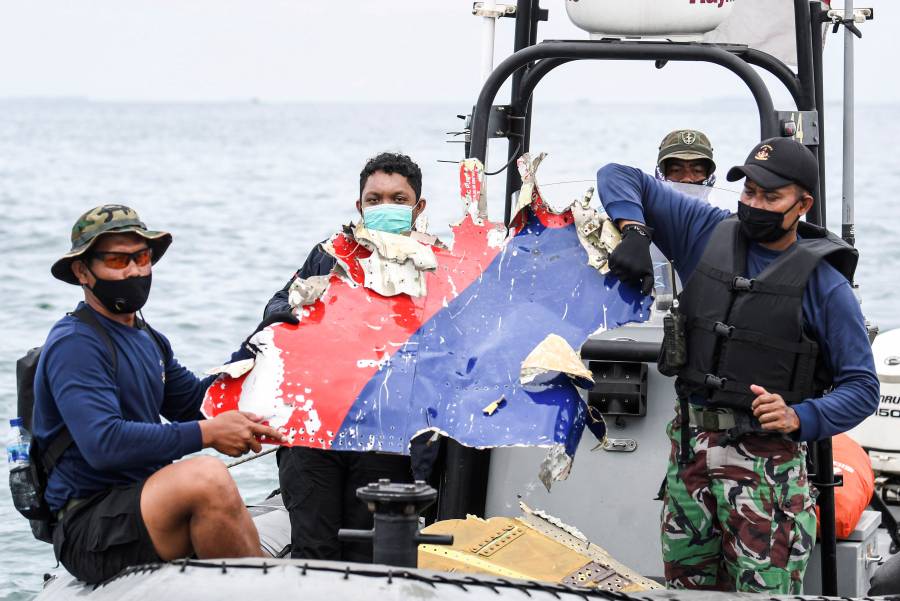 Encuentran las cajas negras del avión colapsado en mar de Indonesia