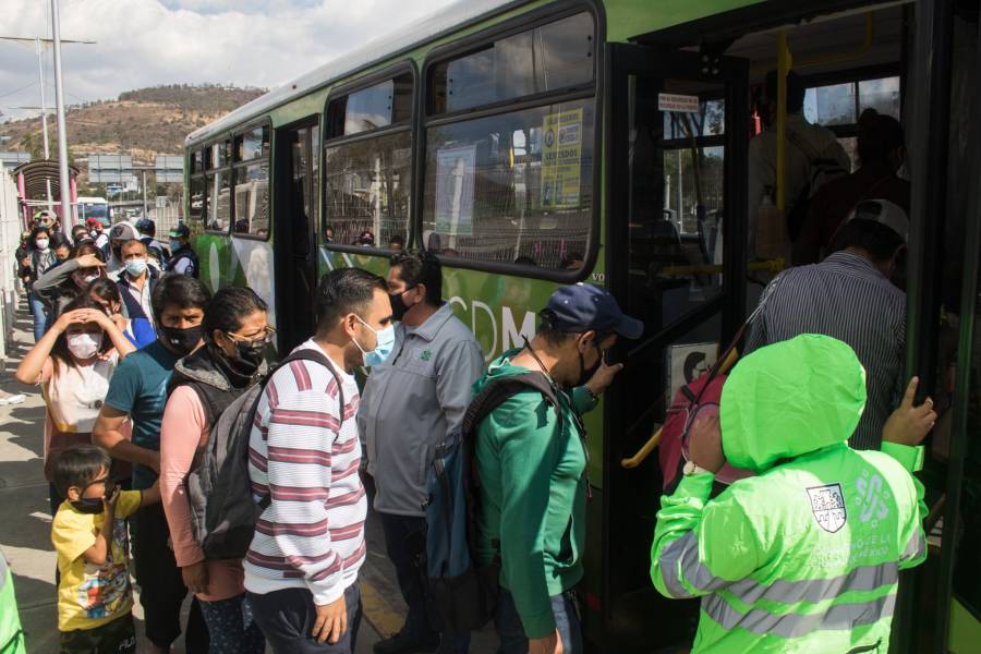 Claudia Sheinbaum anuncia las alternativas de transporte ante incendio en Central del Metro