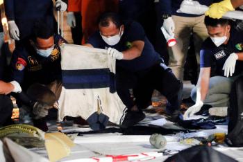 Hallan restos humanos de pasajeros de avi&oacute;n ca&iacute;do en mar de Indonesia