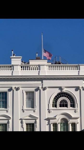 Coloca la Casa Blanca bandera a media asta