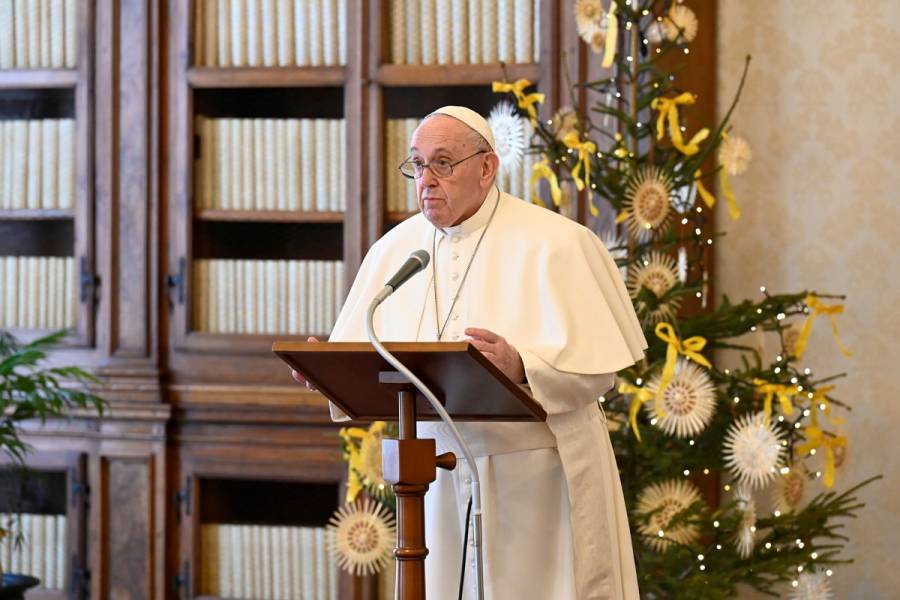Papa Francisco autoriza que mujeres puedan dar la comunión y ayudar en el altar
