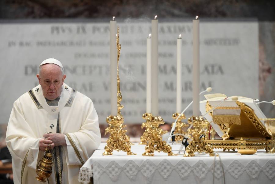 Papa abre espacio a las mujeres en el altar