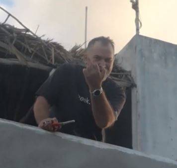 Video: “Gringo” quiso quemar una palapa hecha por albañiles en Yucatán