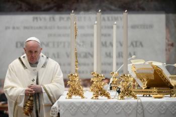 Papa abre espacio a las mujeres en el altar