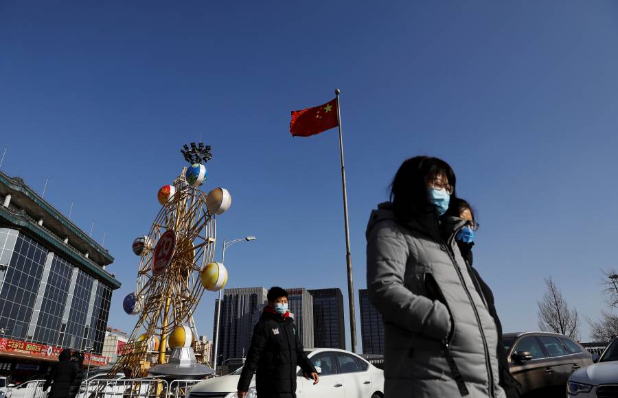 China confirma primera muerte por COVID-19, ocho meses después