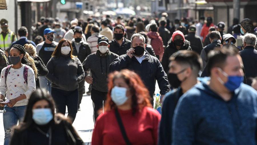 El alza de casos de COVID-19 en Espa&ntilde;a lleva a m&aacute;s regiones a endurecer las medidas