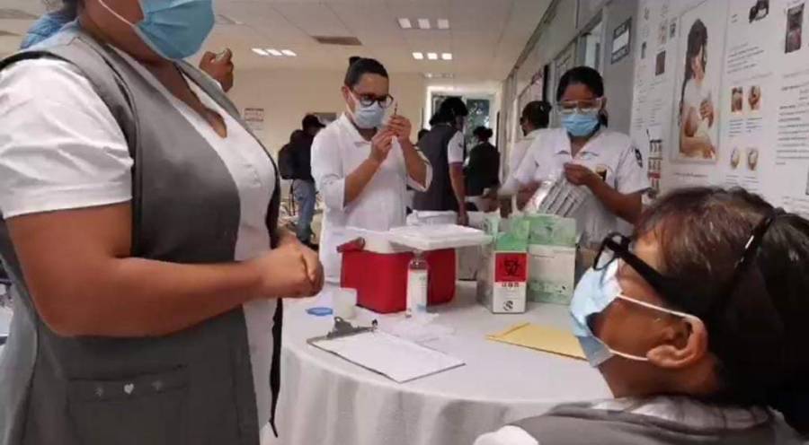 Médicos en Oaxaca son vacunados contra COVID-19