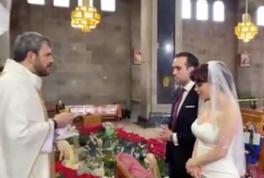 Investigan boda de funcionaria en semáforo rojo