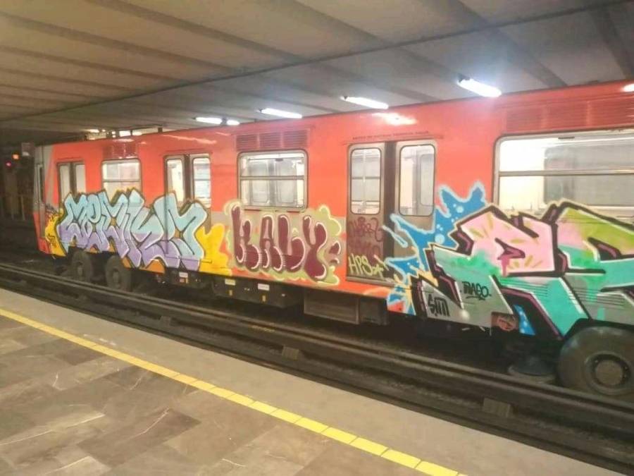 Ahora exhiben vagones del metro grafiteados y olvidados, son de la Línea 6