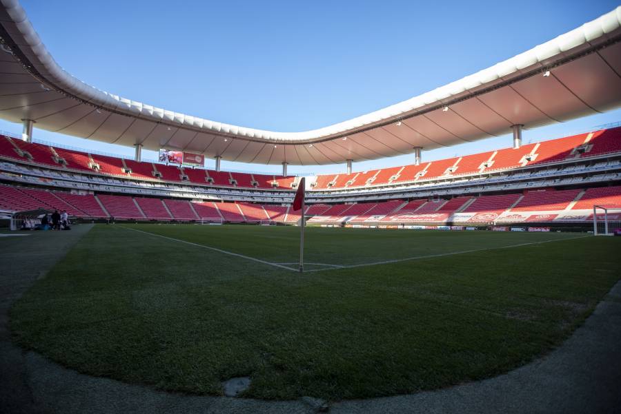 Por incremento de contagios de Covid-19, Chivas y Atlas no reabrirán estadios