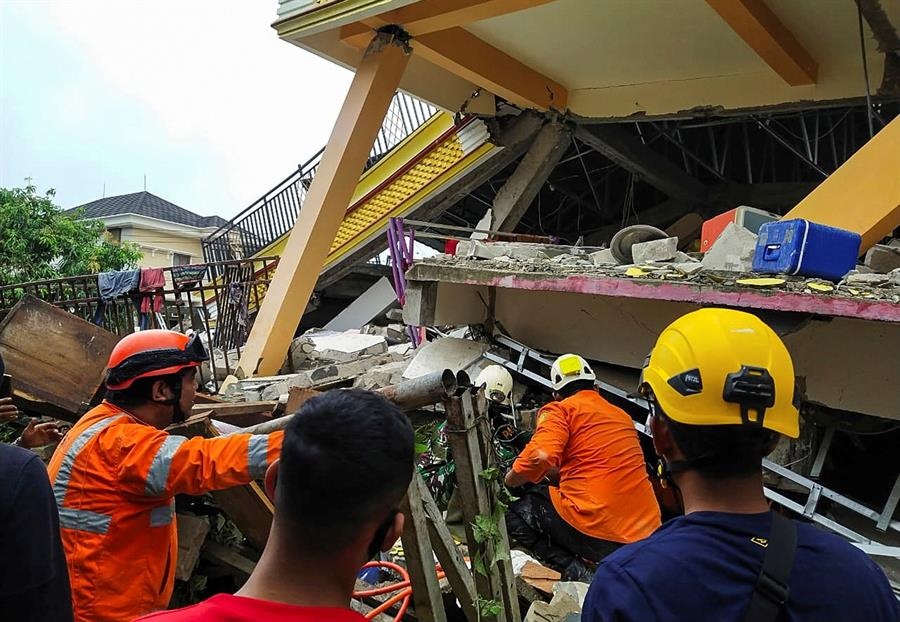 Al menos 42 muertos y 820 heridos por sismo en Indonesia