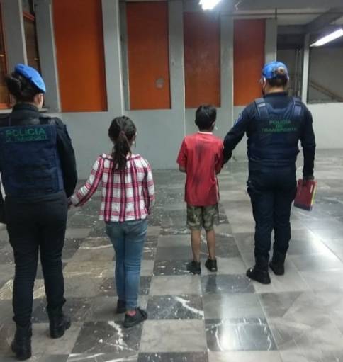 Policías de la SSC localizaron y resguardaron a dos hermanitos que estaban extraviados en el Metro