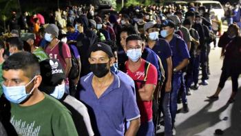 Hondure&ntilde;os salen en caravana hacia EEUU