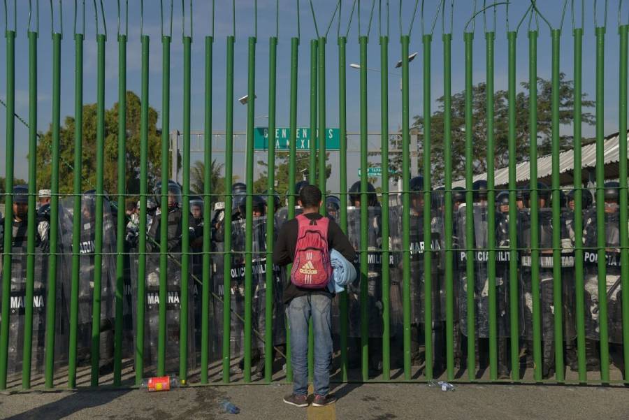 México refuerza frontera ante el avance de caravana migrante