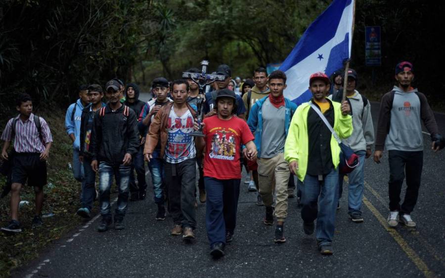 Pese a restricciones de seguridad, miles de migrantes avanzan por Guatemala hacia EEUU