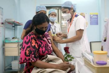 India lanza una de las mayores campa&ntilde;as de vacunaci&oacute;n contra COVID-19 del mundo