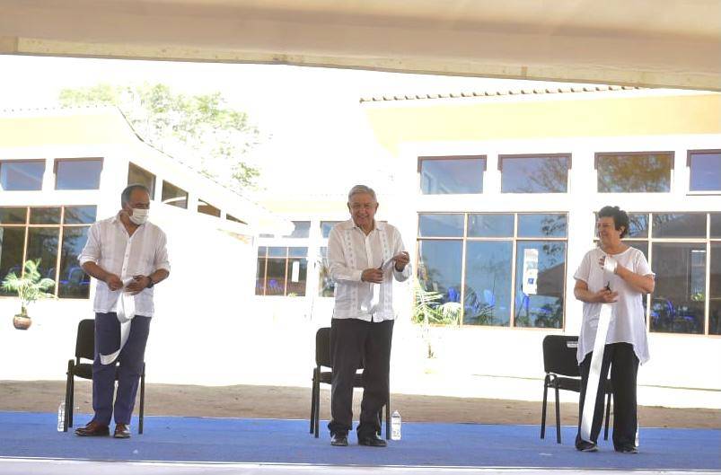 Ya operan 30 escuelas de medicina en el país, informa AMLO