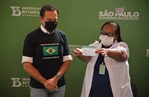 Aprueba Brasil uso de emergencia de las vacunas de Sinovac y AztraZeneca