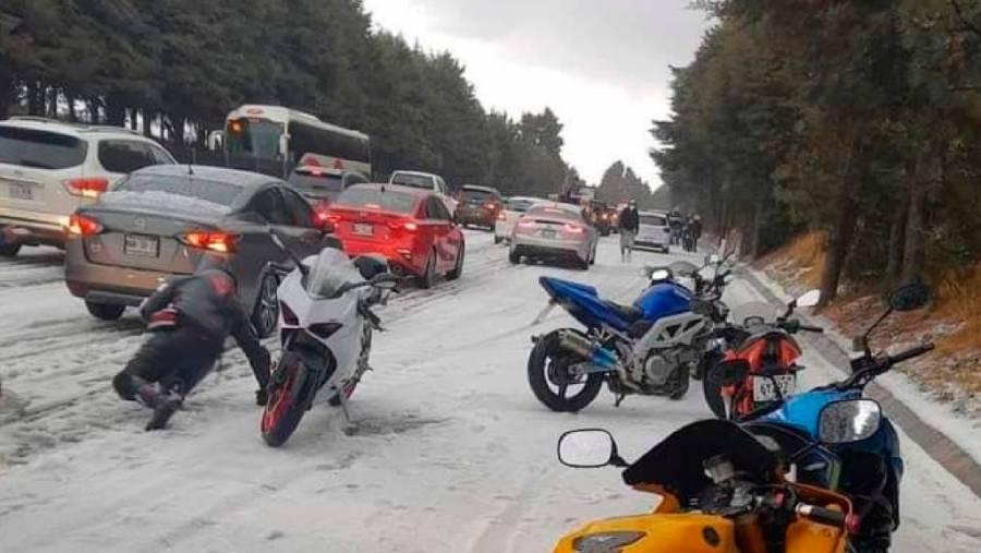 Granizada en la México-Cuernavaca provoca caos